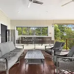 5 Star Avalon Luxury Home Kingfisher Bay 8 Guest