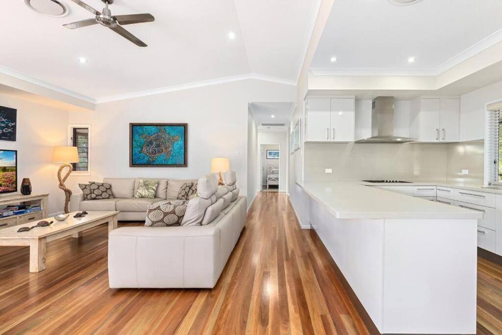 Holiday home 5 Star Avalon Luxury Kingfisher Bay 8 Guest