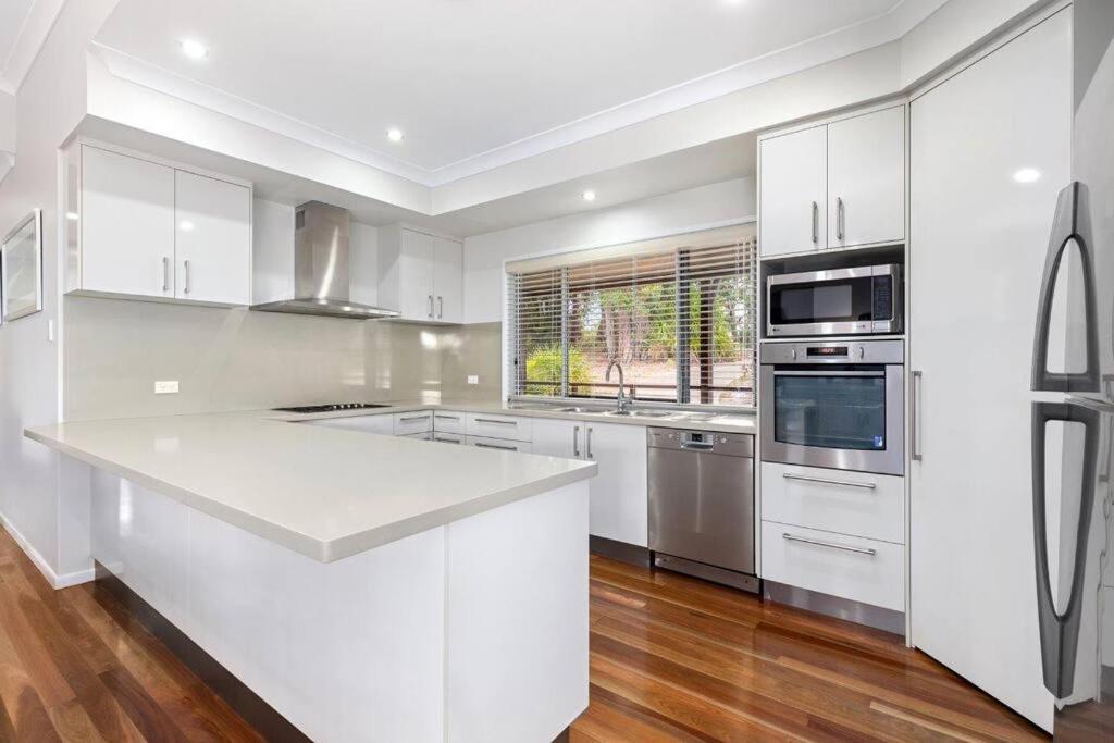 5 Star Avalon Luxury Kingfisher Bay 8 Guest Holiday home Fraser Island